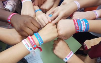 Los alumnos de Secundaria lucen pulseras para colaborar con la campaña del Domund