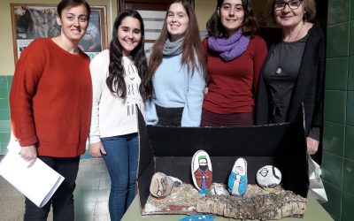 La decoración de Navidad en Secundaria incluye dos Nacimientos elaborados por los alumnos y alumnas con materiales naturales y reutilizados