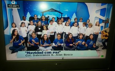 Los alumnos y alumnas del coro de extraescolares del colegio cantan dos villancicos en Mediterráneo TV