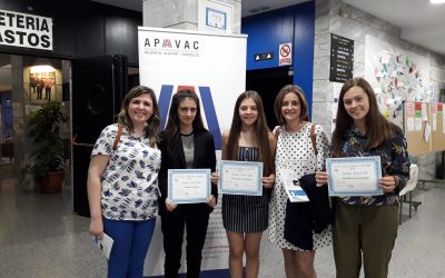 Tres alumnas del colegio recogen su premio en el concurso literario de inglés III APAVAC LITERARY CONTEST