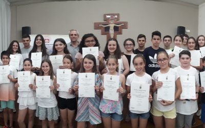 Los alumnos y alumnas de Primaria y Secundaria recogen su diploma de certificación oficial de inglés de Trinity College London