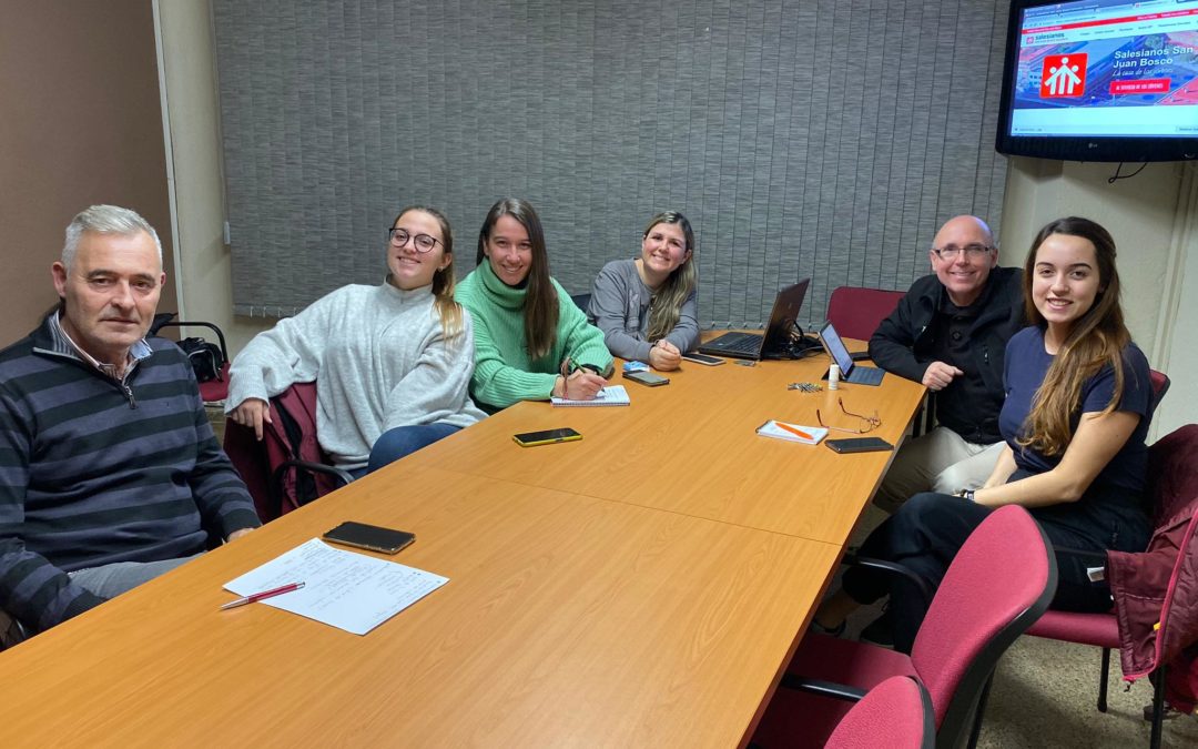 . Los responsables de la comunicación social de los diferentes ambientes de la casa mantienen una reunión de coordinación
