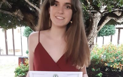 La alumna Mireia Sebastiá Lleó, de 2º de Bachillerato C, recibe la beca de excelencia de la UCV