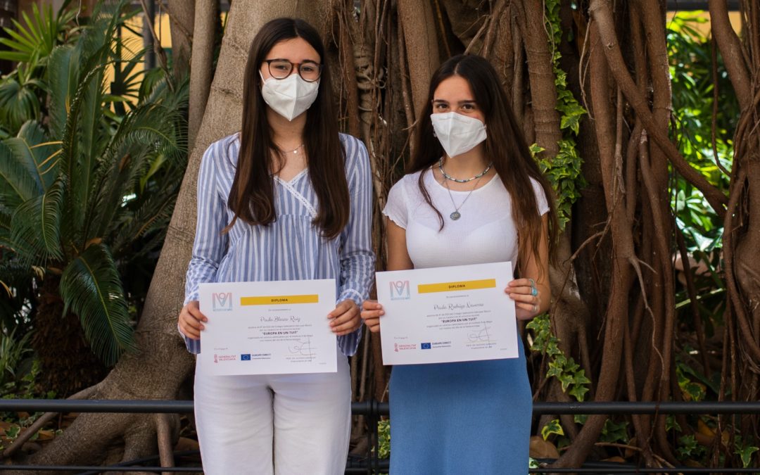 Las alumnas de 4° de ESO, Paula Blasco y Paula Rodrigo, reciben el Primer Premio del concurso «Europa en un Tuit» organizado por el Instituto 9 de Mayo