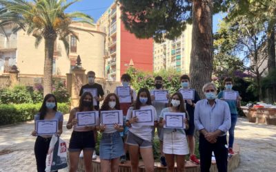 Varios alumnos y alumnas de Secundaria reciben sus premios y diplomas del Concurso de inglés Big Challenge