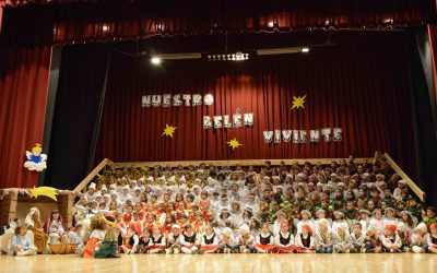 El nostre Betlem vivent d’Intantil: El teló del teatre s’obrí per fer gaudir al públic assistent d´un impressionant festival nadalenc.